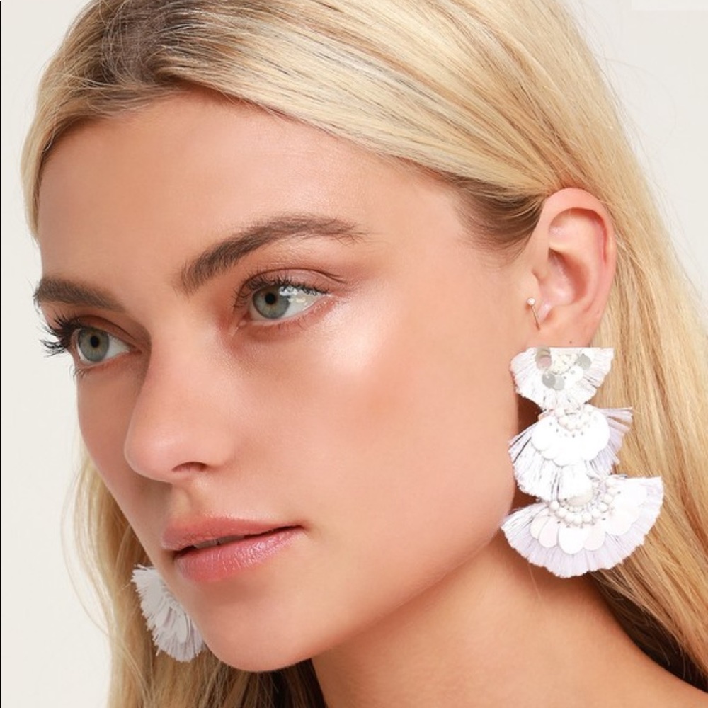 Lulu’s White Tiered Tassel Earrings NWT